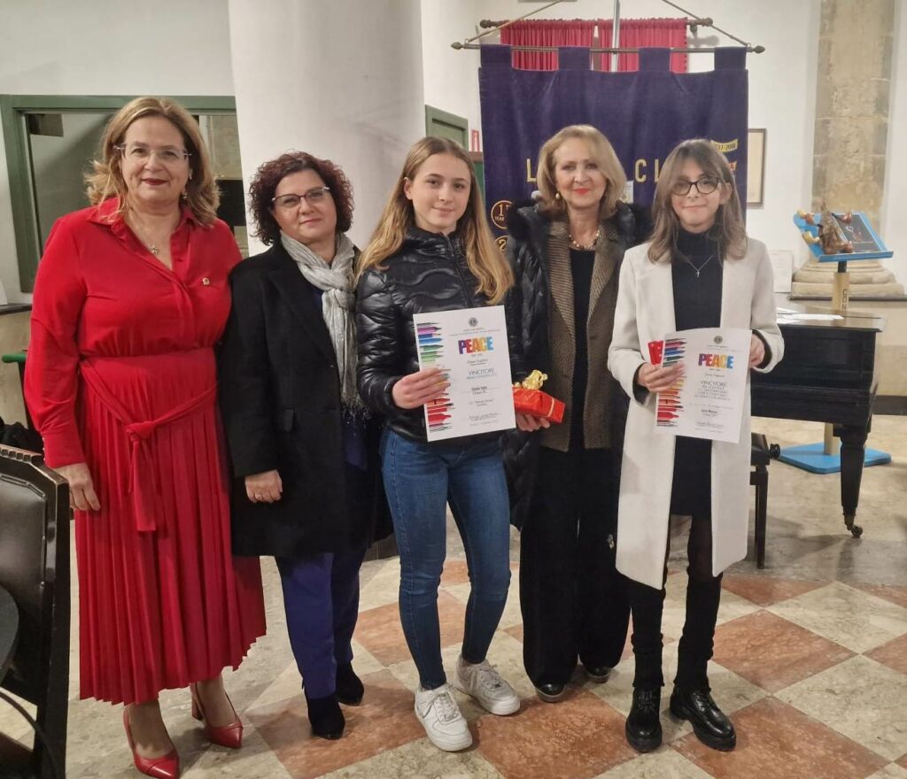 da sx: Laura Pisana, presidente Lions club Modica, Antonella Modica, docente della scuola Antonio Amore di Pozzallo, Giulia Iozia scuola “Antonio Amore” vincitrice sella sezione fotografica, Fernanda Grana, dirigente scuola “Giacomo Albo di Modica”, Lara Blanco, scuola “Giacomo Albo”, vincitrice sezione grafica .